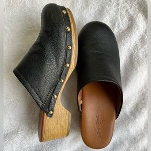 Universal Thread Indra slip on black clogs